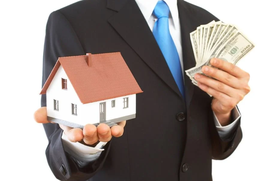 How a successful real estate broker makes money